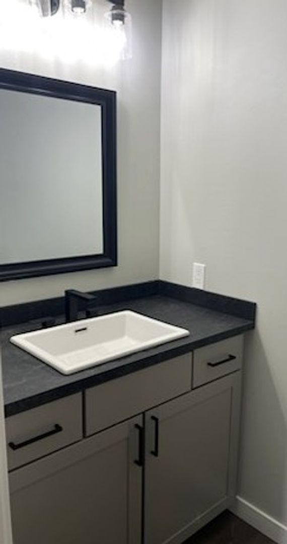 Building Photo - Lovely 3 Bedroom Recently Renovated!