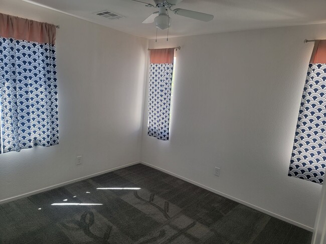 Building Photo - 2 story 4 bed 3 bath home with rooftop patio