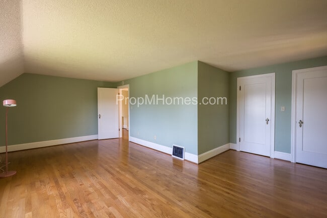 Building Photo - Riverfront Perfection with this Charming 3 Bedroom Lake Oswego Home!