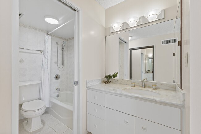 Building Photo - 1910 Ala Moana Blvd