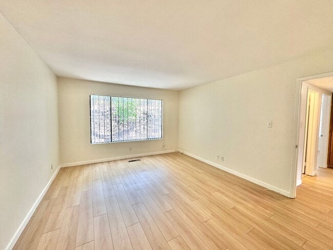 Building Photo - AVAILABLE NOW: BIG College Area Townhome 4bd/2.5ba HUGE garage, AC, pool, W/D
