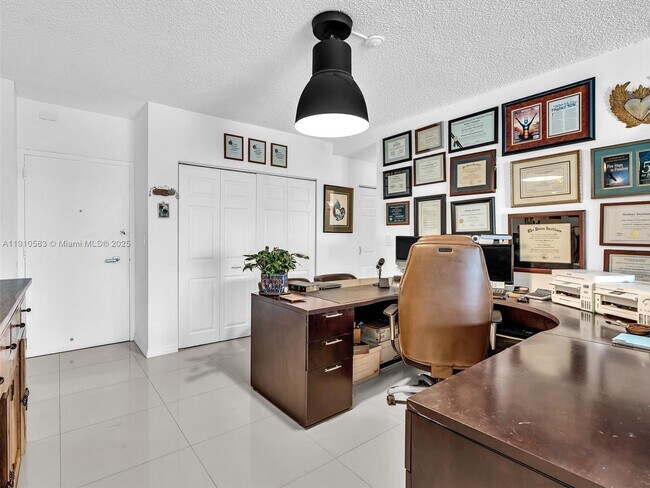 Building Photo - 300 Bayview Dr