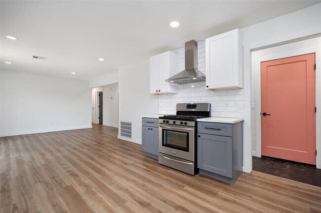 Building Photo - 630 S Heights Dr