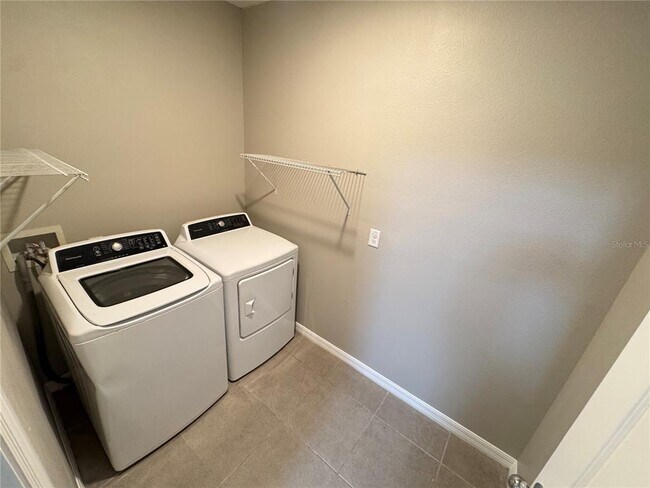 Building Photo - 2323 Silverview Dr