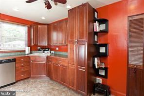 Building Photo - 908 Homberg Ave