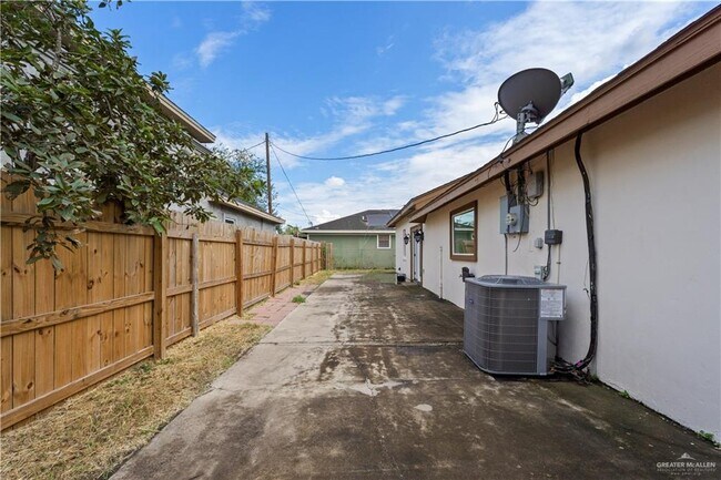 Building Photo - 13 H S St