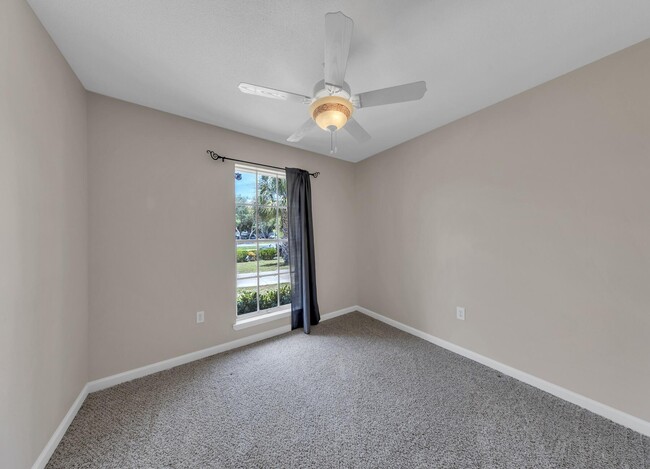 Building Photo - 702 Mayflower Ave