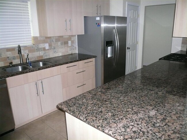 Building Photo - 3102 Greenlake Dr