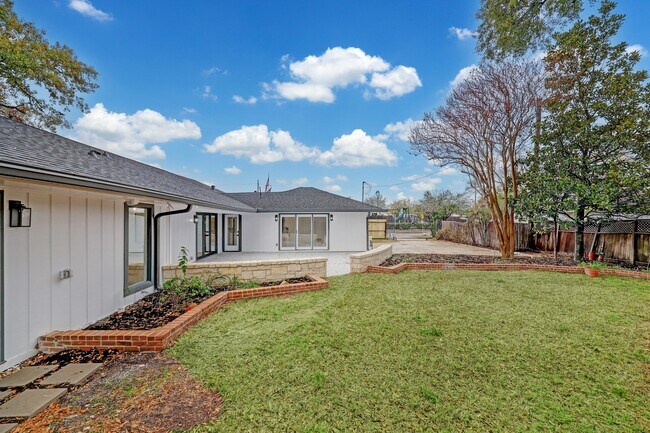 Building Photo - 6254 Locke Ln