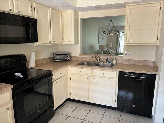 Building Photo - 750 Avenida Estancias