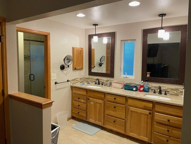 Building Photo - Beautiful Home in Golden Meadows!