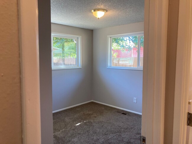 Building Photo - 2 Bedroom 1 bath Brownsville, Oregon