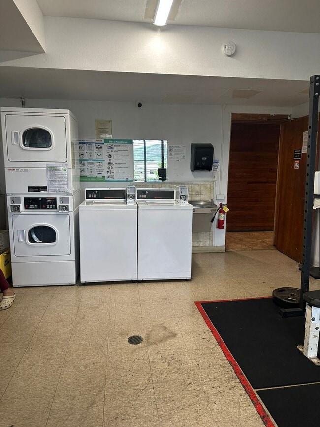 Building Photo - Fairway Gardens – 2 BD / 1 BA / 1 PK Spacious & Convenient Condo Living