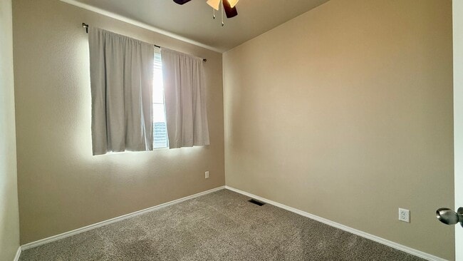 Building Photo - Modern Townhome with Mountain Views in Cla...