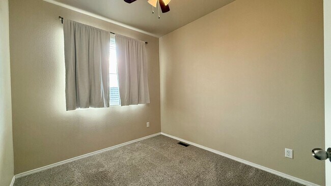 Building Photo - Modern Townhome with Mountain Views in Claremont Ranch