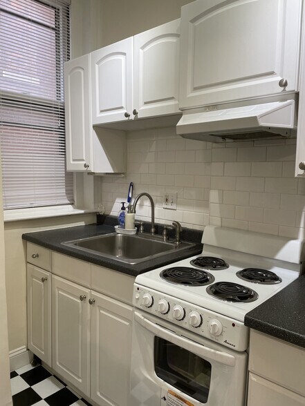 Building Photo - 465 Park Dr