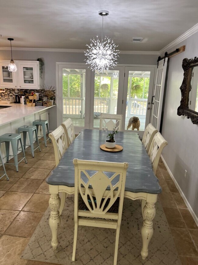 Building Photo - 830 Blackburn St