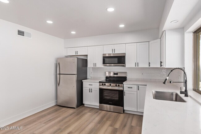 Building Photo - 816 E Saguaro St