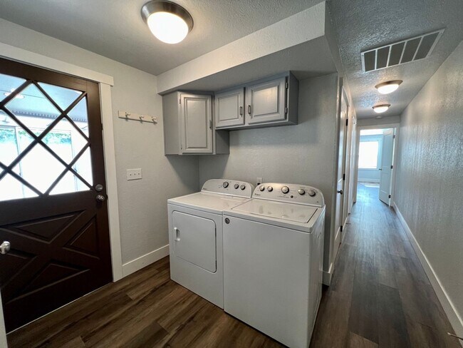 Building Photo - Fully Remodeled 4 Bed 3 Bath Home in the C...