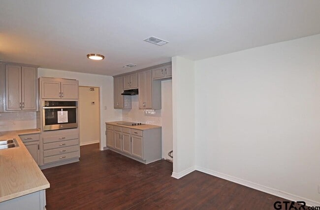 Building Photo - 806 Neches Dr