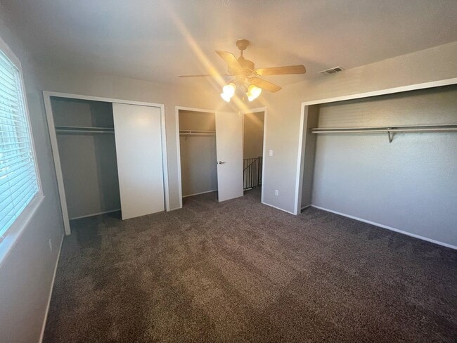 Building Photo - Completely Updated Roseville Townhouse available July 1st