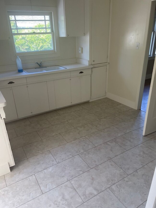 Building Photo - Great West Side Location!!