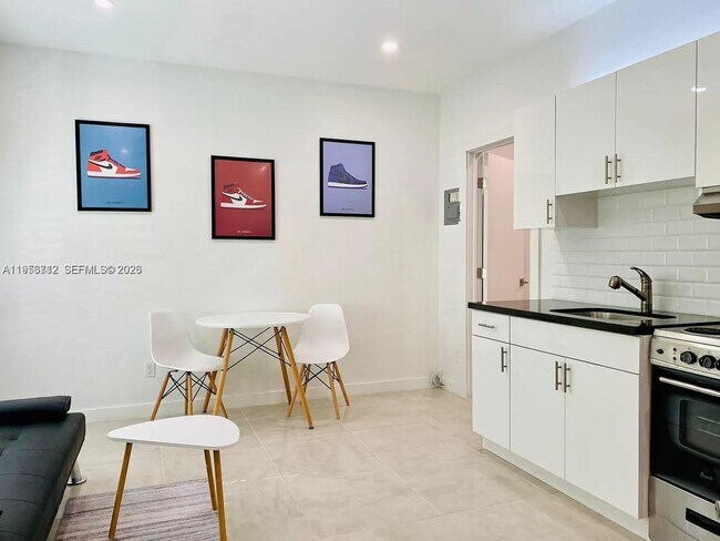 Building Photo - 319 W 28th St