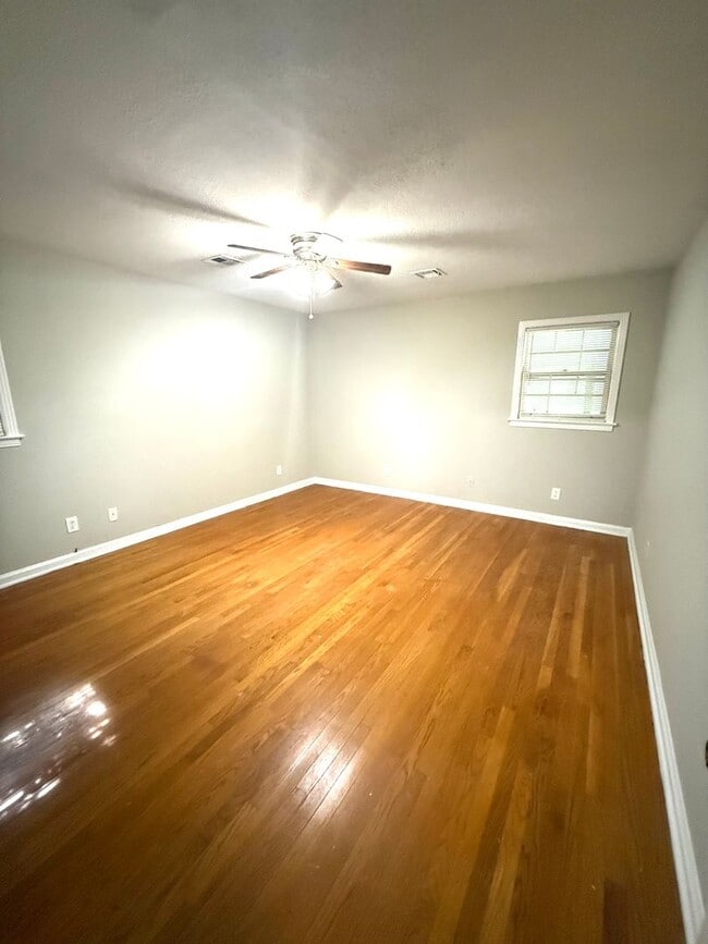 Building Photo - **5 Bedroom 3 bath located in Forest Hills...