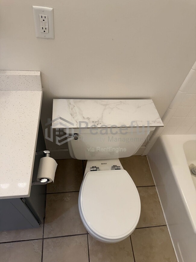 Building Photo - 2025 Broadmoor St S