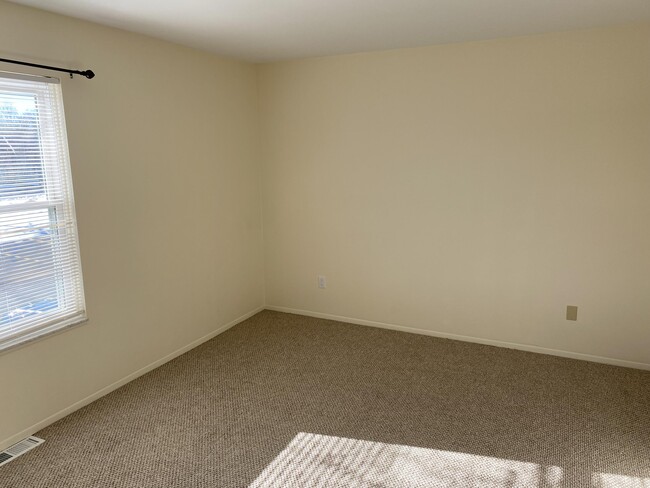 Building Photo - 3456 Burbank Dr