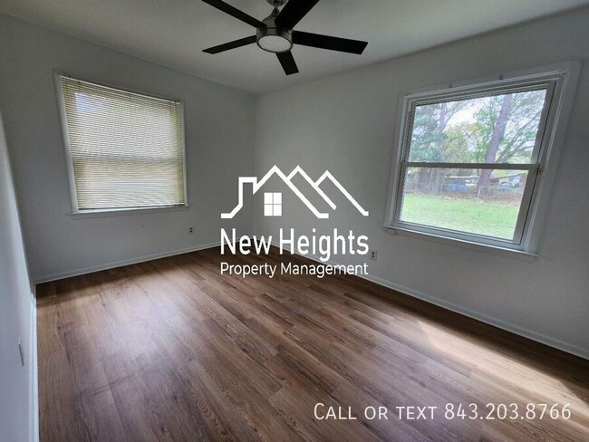 Building Photo - Available now!! Amazing single-family deta...