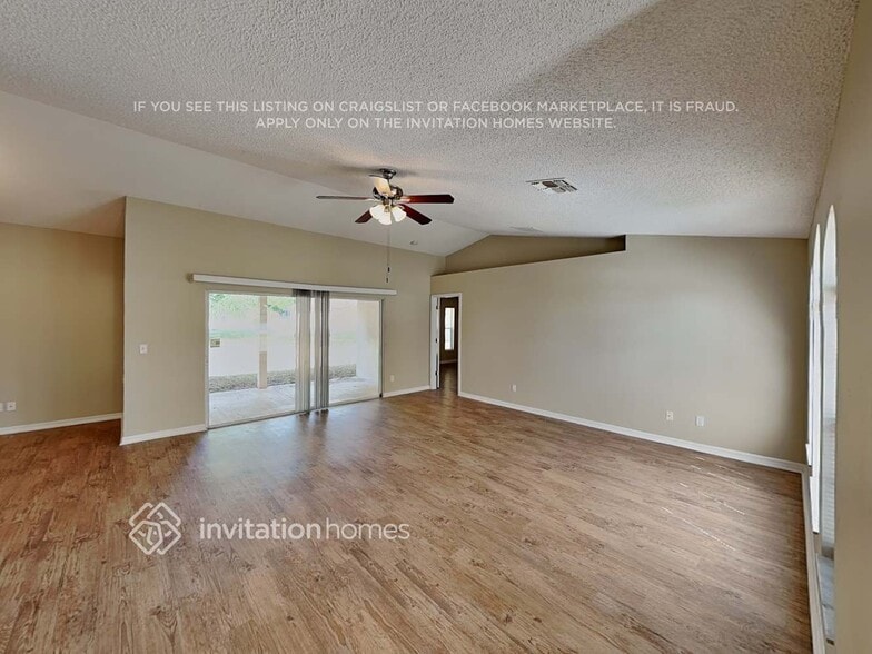 Building Photo - 2211 Lake Pointe Cir