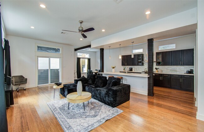 Building Photo - 4311 Marina St