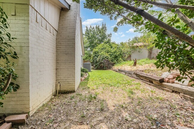 Building Photo - 1700 Delaford Cir