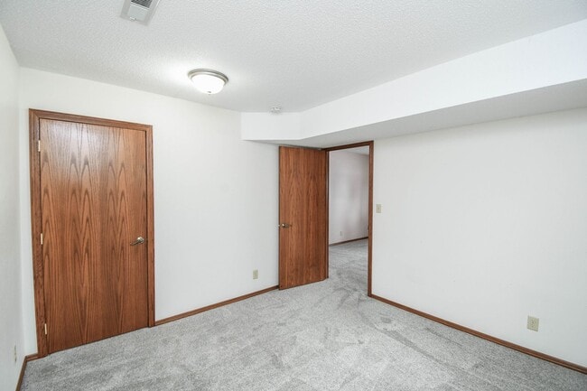 Building Photo - Spacious 5-Bedroom Split-Level in Southwest Sioux Falls with 4-Season Room & Fenced Yard!