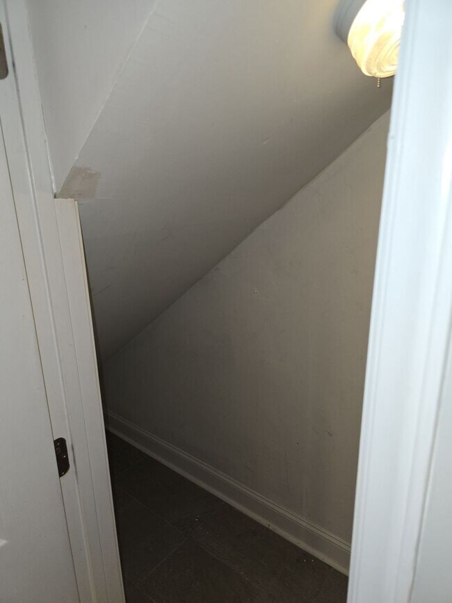 Building Photo - Charming 2-bedroom, 1-bath duplex unit