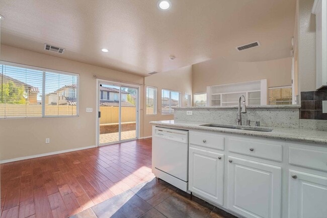 Building Photo - Elegant Open-Concept Home with Modern Touc...