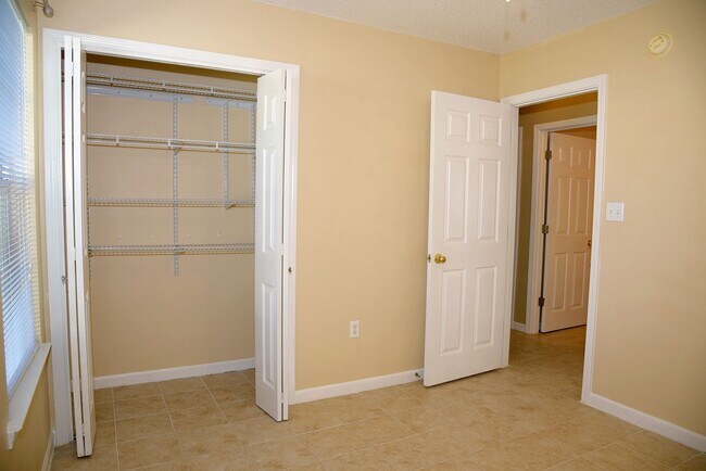 Building Photo - Charming 3 bedroom 2 bath home