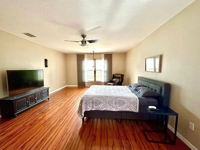 Building Photo - Luxury Updated Pool-Style Retreat on Quiet Cul-de-Sac