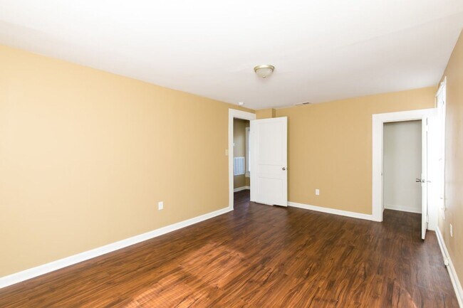 Building Photo - Cute, Clean & Completely Renovated