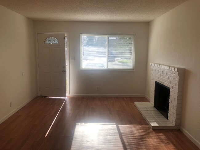 Building Photo - 3 Bedroom 2 Bath 1/2 Plex in Rancho Cordov...