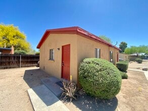 Building Photo - Spacious Studio Available Now! Great Commu...