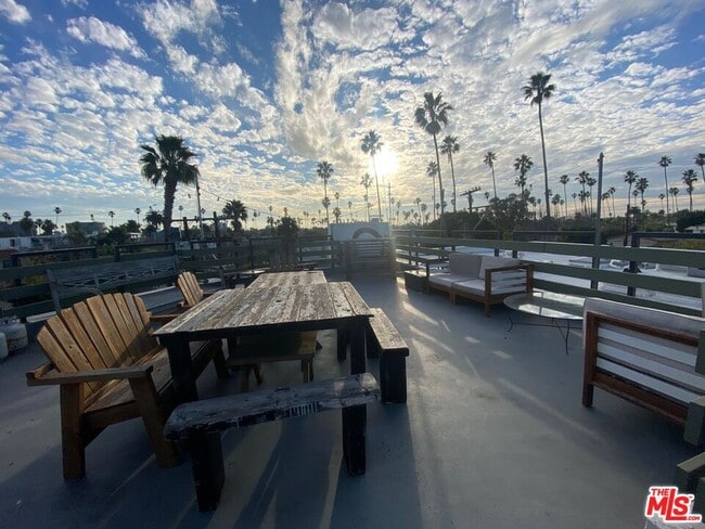 Building Photo - 2207 Brenta Pl