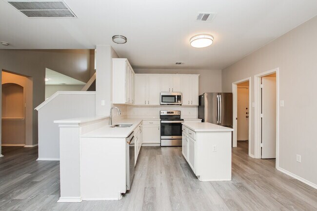 Building Photo - 121 Castle Dr