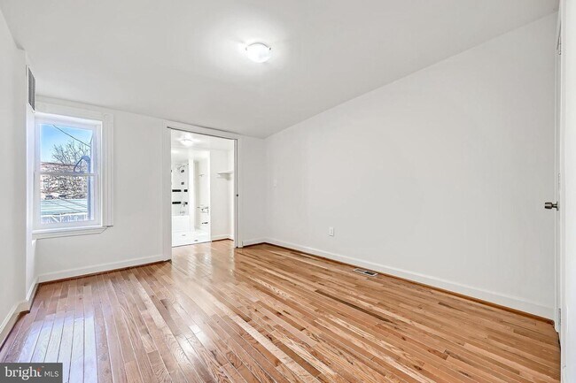 Building Photo - TWO BEDROOM TWO BATHROOM TOWNHOUSE AVAILABLE FOR SEPT 1ST MOVE-IN!!!!