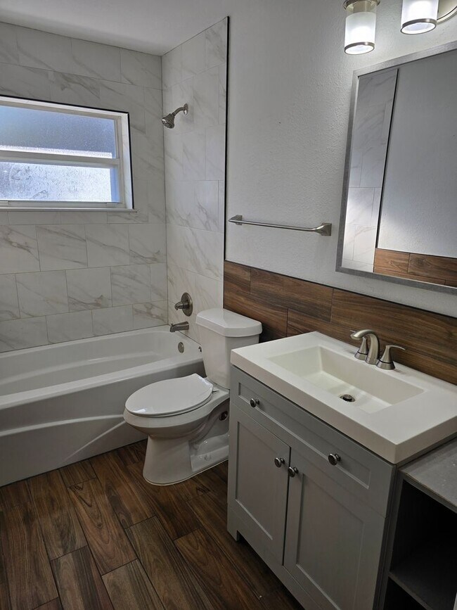 Building Photo - Gorgeous 3/2/1 on Large Property