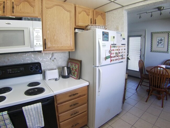 Building Photo - 571 Capri L