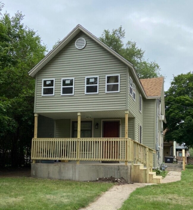 Newly remodeled exterior upstairs flat - 503 Middle