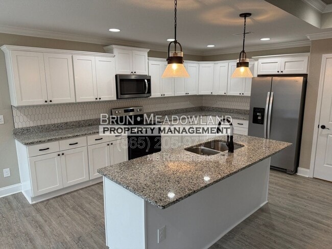 Building Photo - 3869 Doral Dr