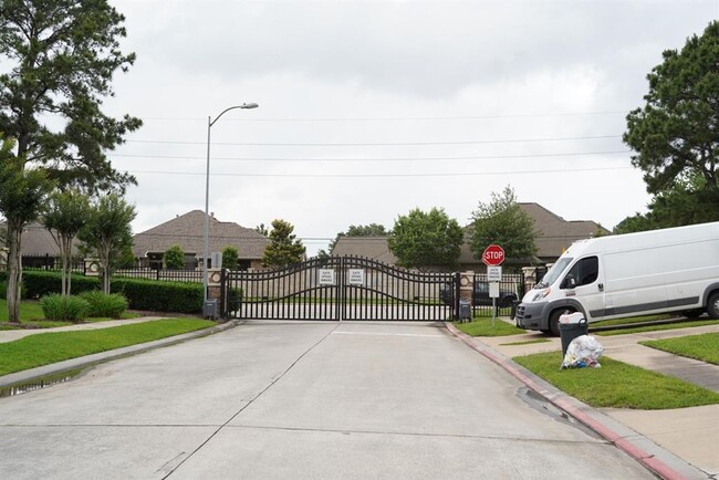 Building Photo - 16019 Summerville Lake Dr